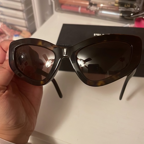 Prada cat eye sunglasses wit box and case. Color brown and black. - Picture 7 of 8